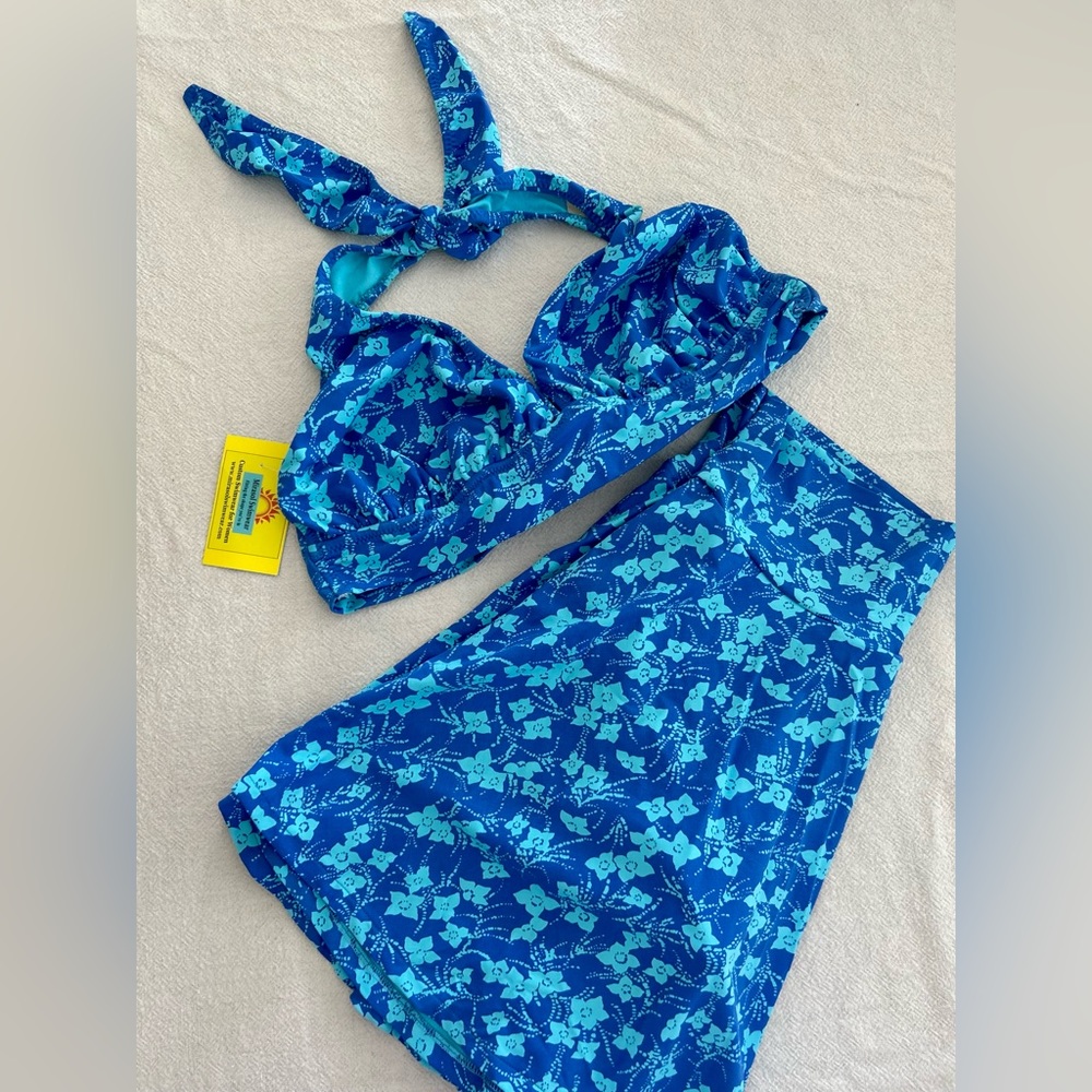 🌶️ *NWT* Halter bikini top and high waist skirt swim bottom.